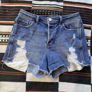 Hollister High Rise Boyfriend Denim Distressed Shorts. Button fly. Size 1. Boho.
